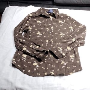 Basic Edition's women's long sleeved button down shirt size medium